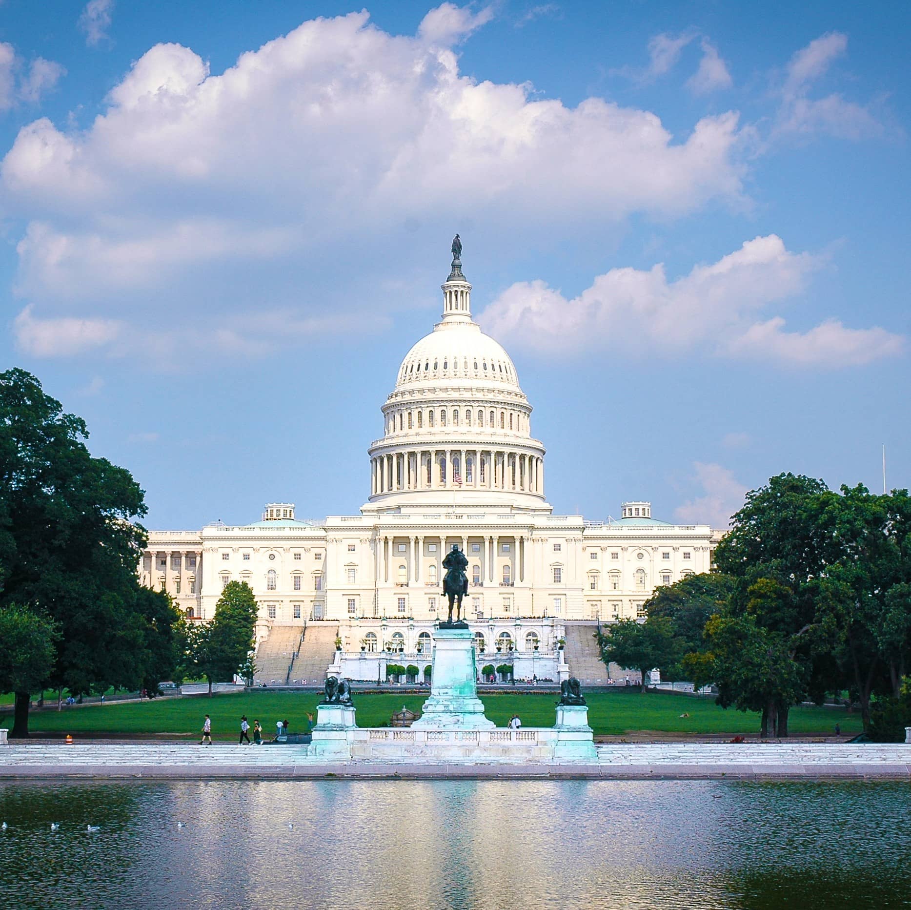 a straight-on view of the US white house 