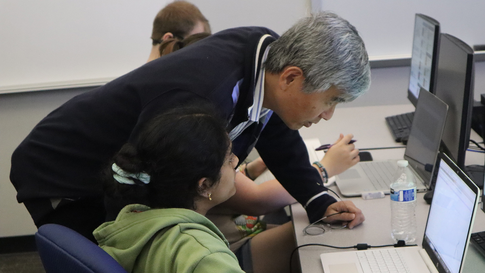 Photo of Dr. Kwok-Bun Yue with a student