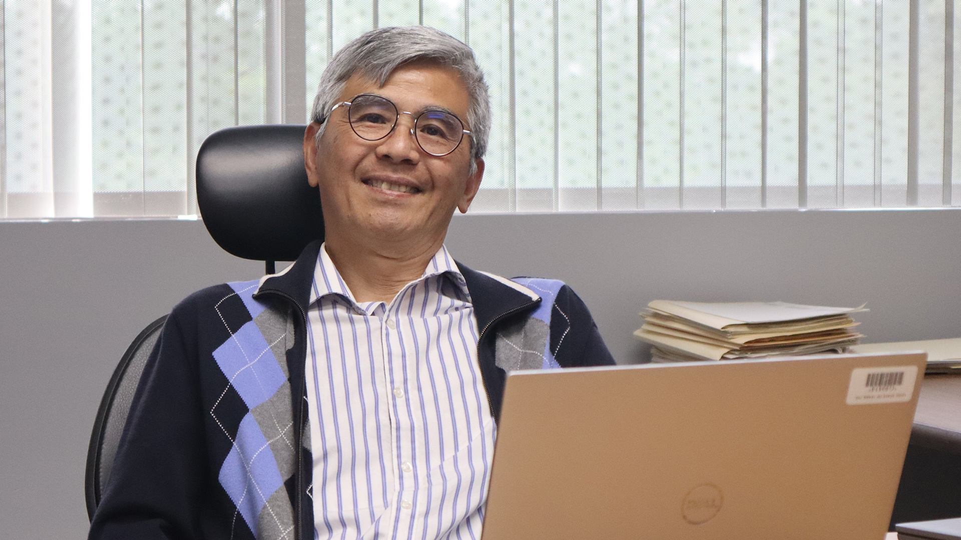 Photo of Dr. Kwok-Bun Yue in his office